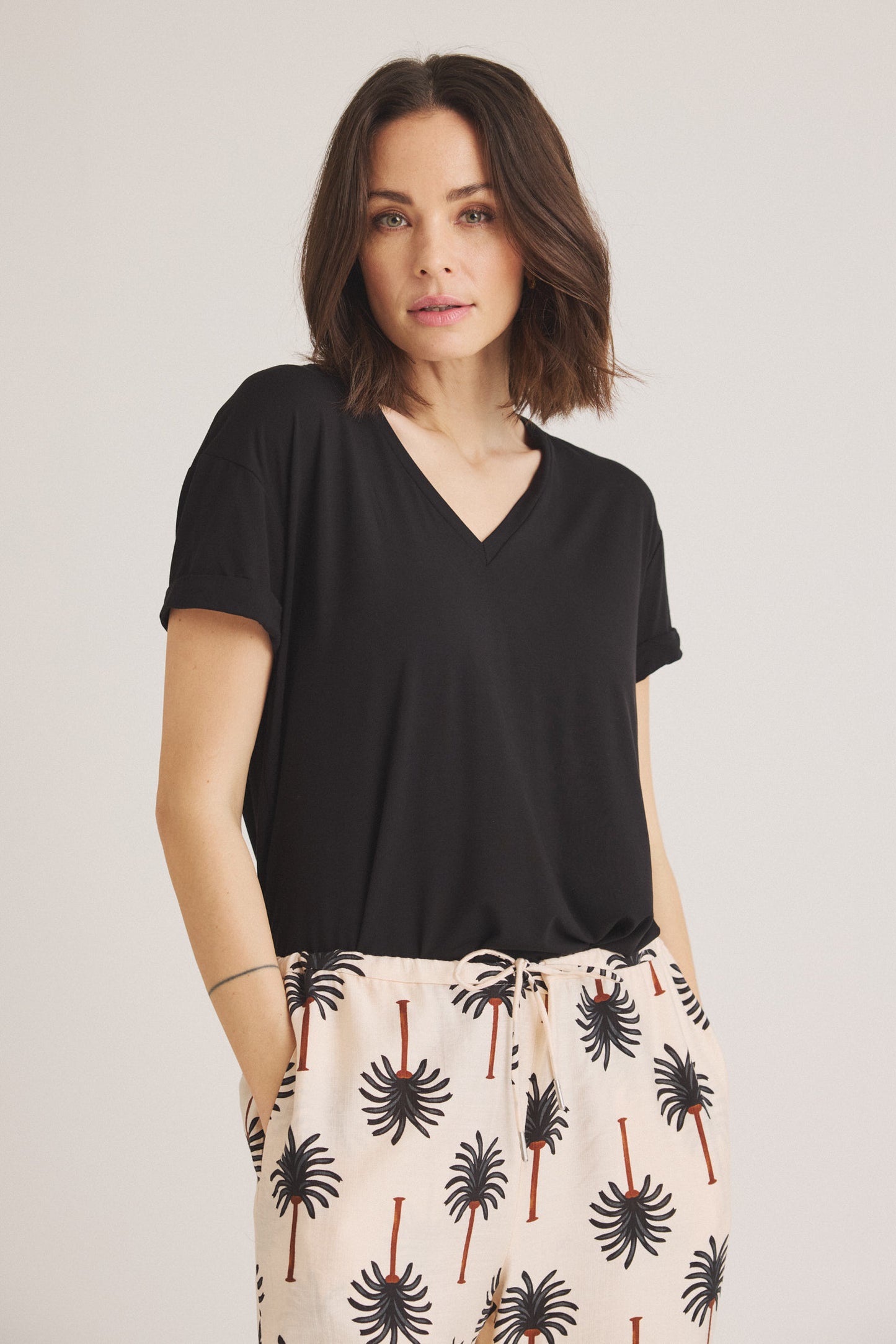 LUXZUZ // ONE TWO Karvi Bamboo T-Shirt 999 Black